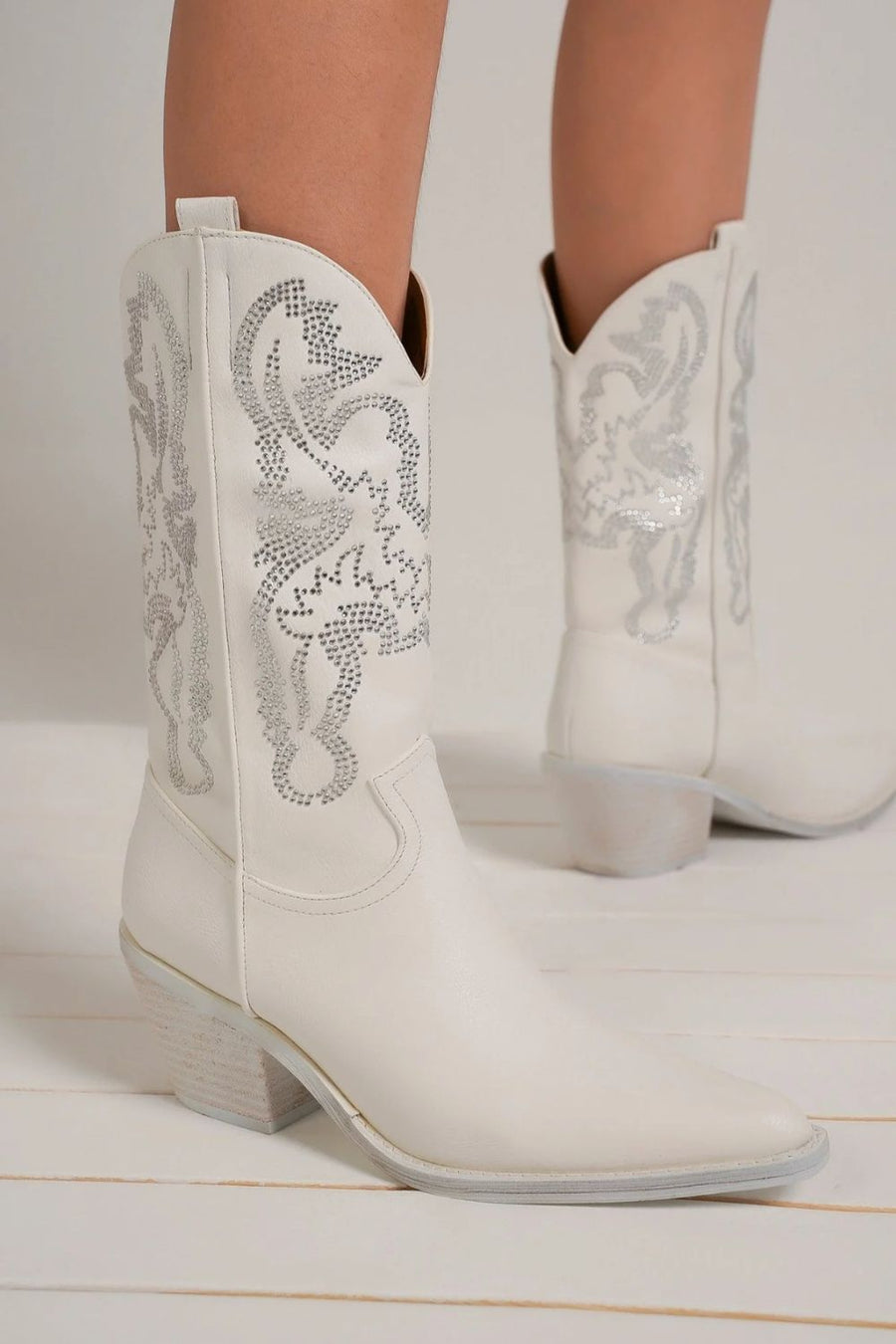 Trendsi White / 6 Beast Fashion Rhinestone Detail Point Toe Boots